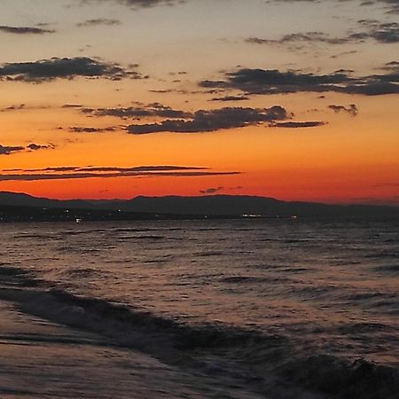 Costa Petra - Luxury Seaside Cottage With Garden - Vacation House For Families In Greece Néa Meságkala Kültér fotó