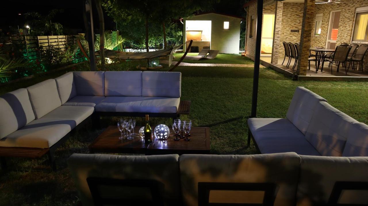 Costa Petra - Luxury Seaside Cottage With Garden - Vacation House For Families In Greece Néa Meságkala Kültér fotó