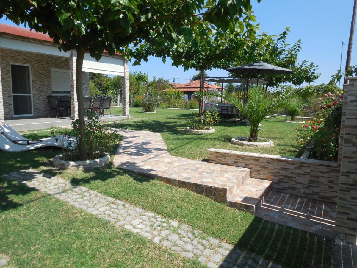 Costa Petra - Luxury Seaside Cottage With Garden - Vacation House For Families In Greece Néa Meságkala Kültér fotó