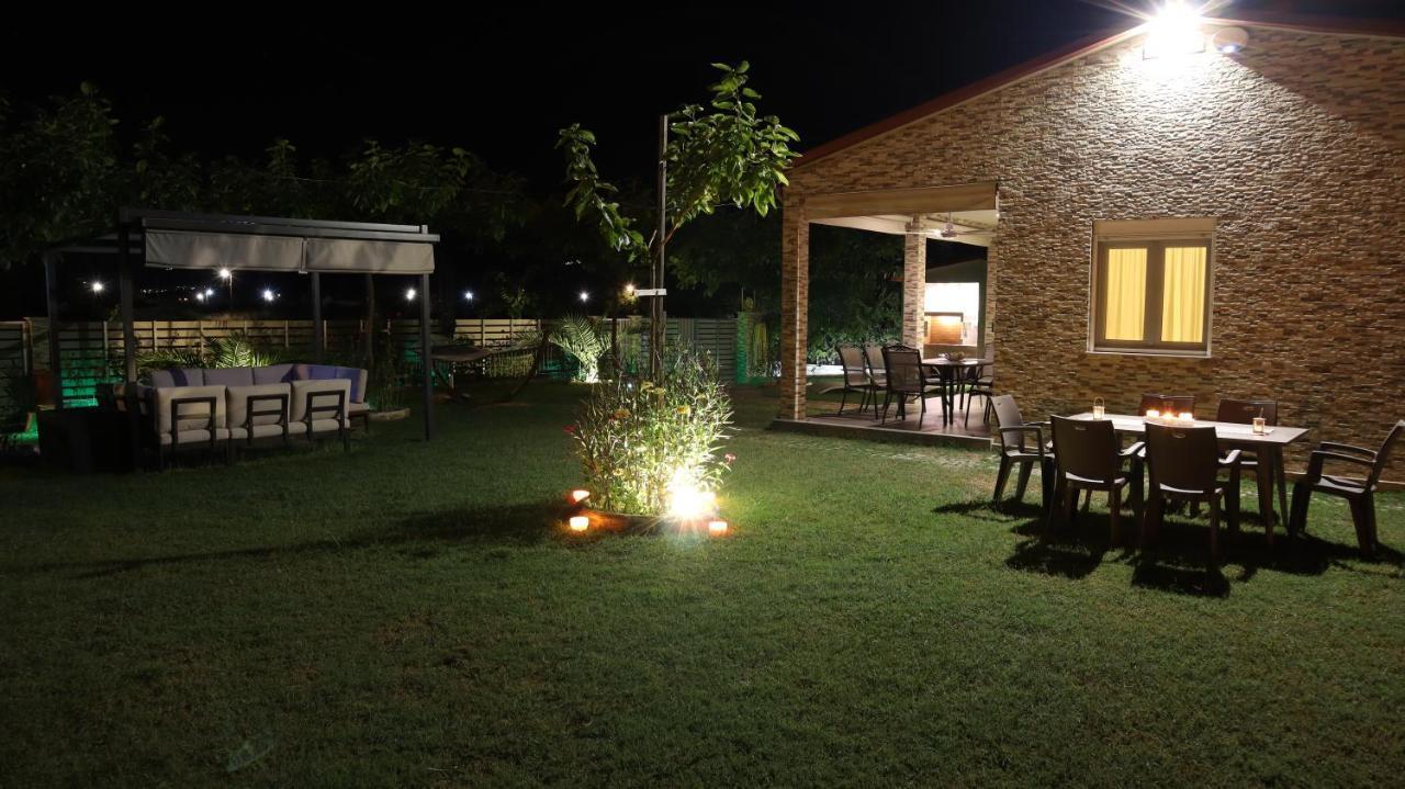 Costa Petra - Luxury Seaside Cottage With Garden - Vacation House For Families In Greece Néa Meságkala Kültér fotó