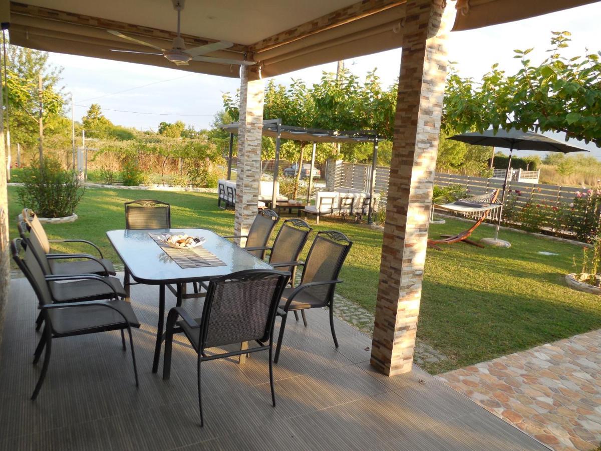 Costa Petra - Luxury Seaside Cottage With Garden - Vacation House For Families In Greece Néa Meságkala Kültér fotó