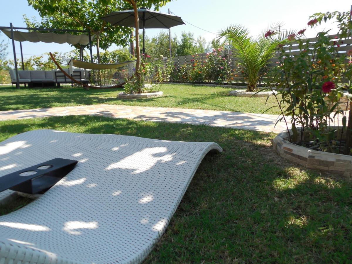 Costa Petra - Luxury Seaside Cottage With Garden - Vacation House For Families In Greece Néa Meságkala Kültér fotó